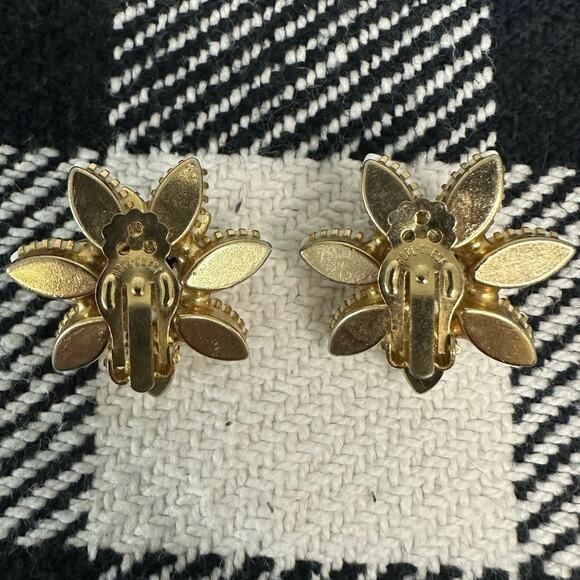 Vintage 1960s Hope Chest Black and White Milk Glass Flower Clip Back Earrings - Picture 4 of 4